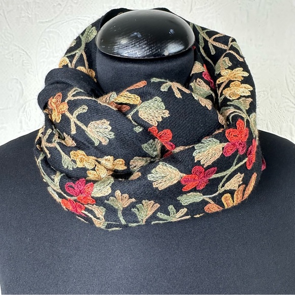 Asian Eye NWT Wool Embroidered Oblong Scarf - Picture 5 of 9